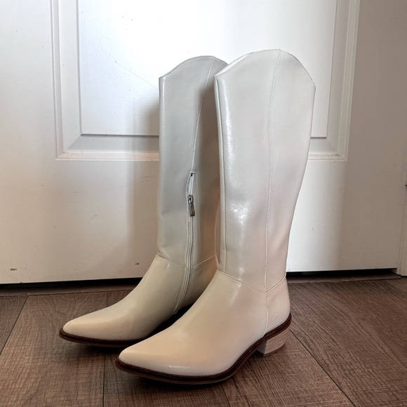 Pointed toe white boots - Picture 2 of 6